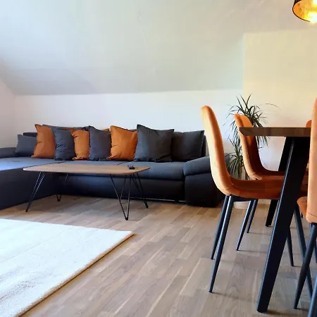 Family-apartment Mit Balkon, Kueche, Parkplatz & Waschmaschine Appartement